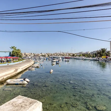 Gzira's Seashore Stayaway Close To Manuel Island 그지라